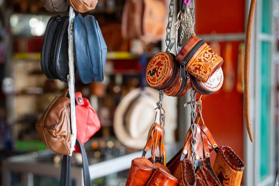Handgefertigte Ledertaschen und Accessoires an einem Marktstand